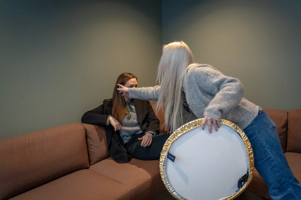Kristin fikser håret til Marthe