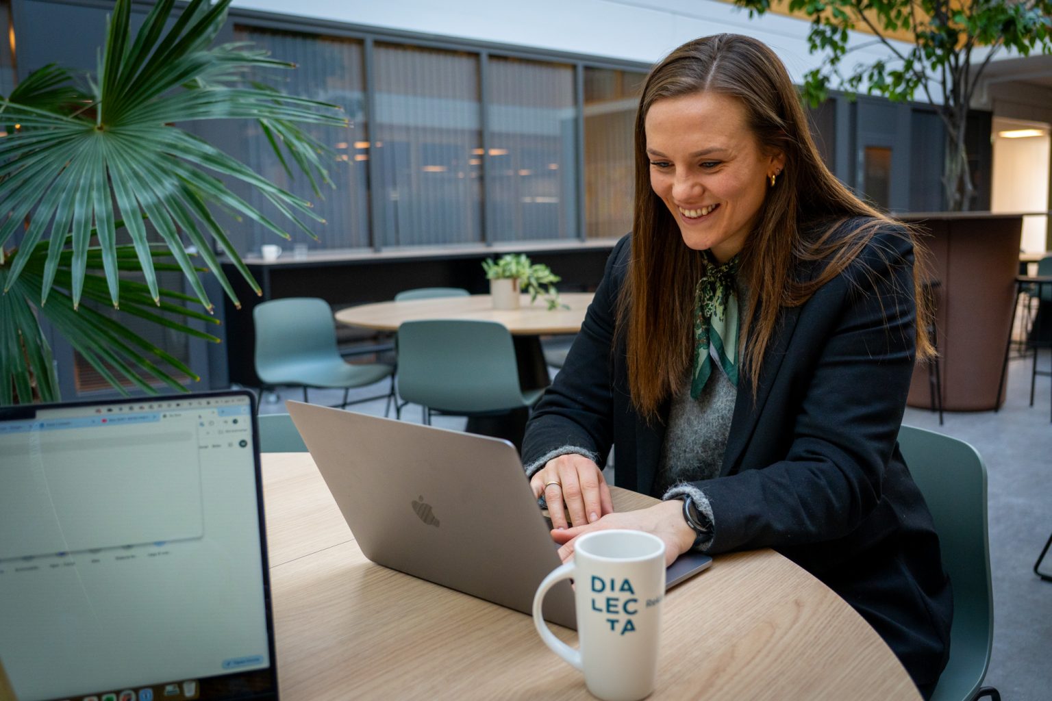 Marthe som smiler mens hun er på Macen