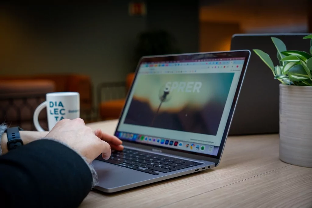 Mac med DIalecta-forside