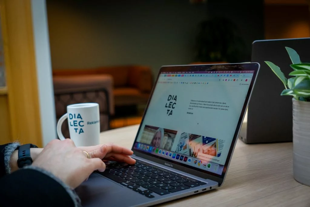 Mac og kaffekopp med logo, Dialecta